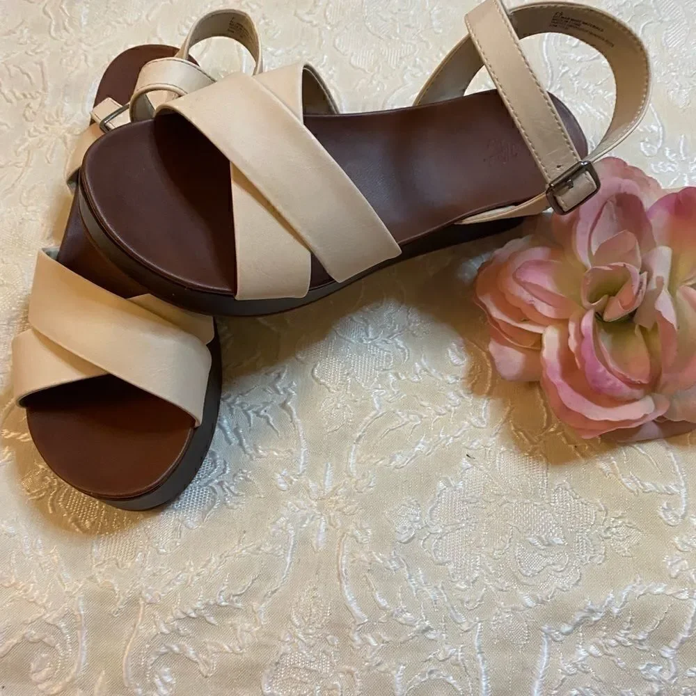 Universal Thread  leather wood Bottom  sandal -7